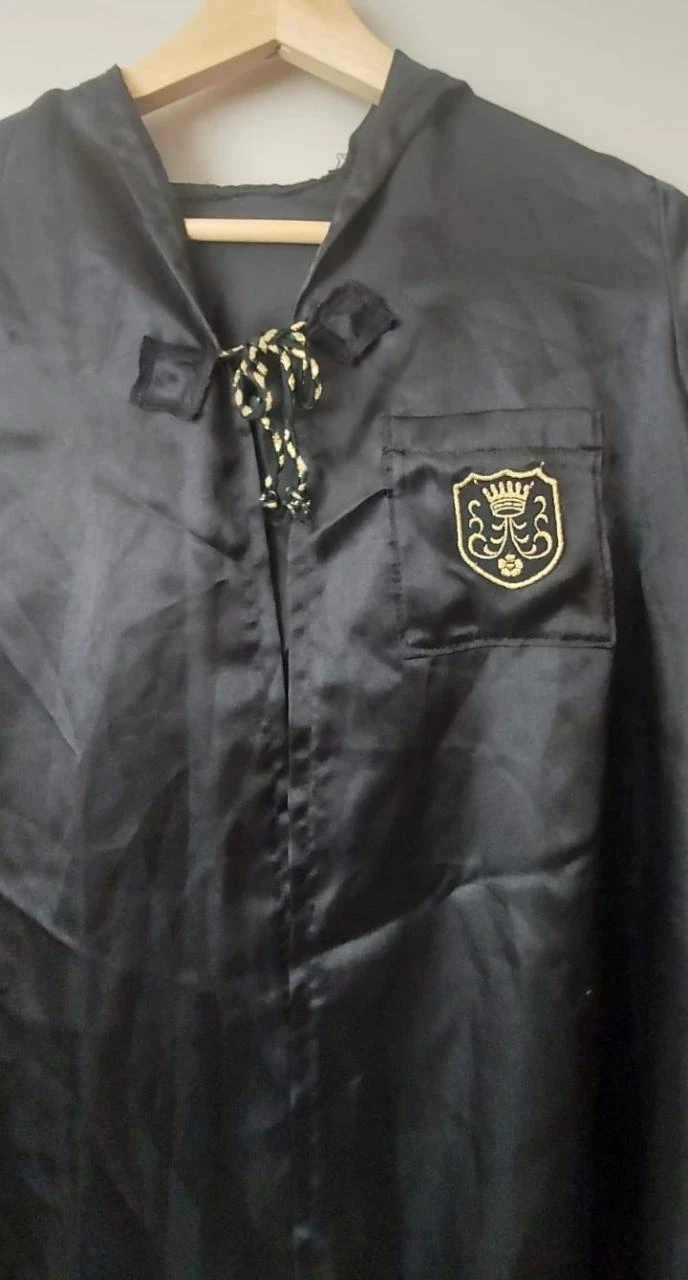 Toga negra con emblema - estilo Harry Potter – photo 2